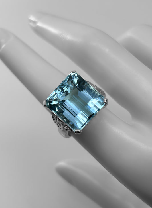 Sortija con Aguamarina de 16,16 Quilates